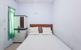 RedDoorz near RS Karima Utama Solo